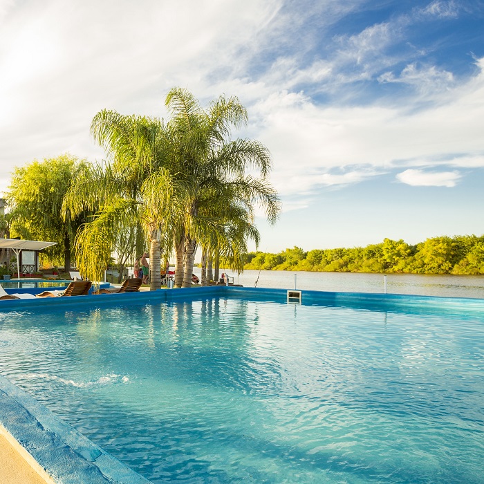 Piscinas sobre el río